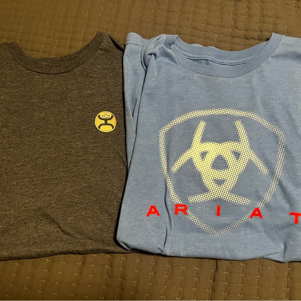 Mens size large Ariat and Hooey, Gray Logo T-Shirts